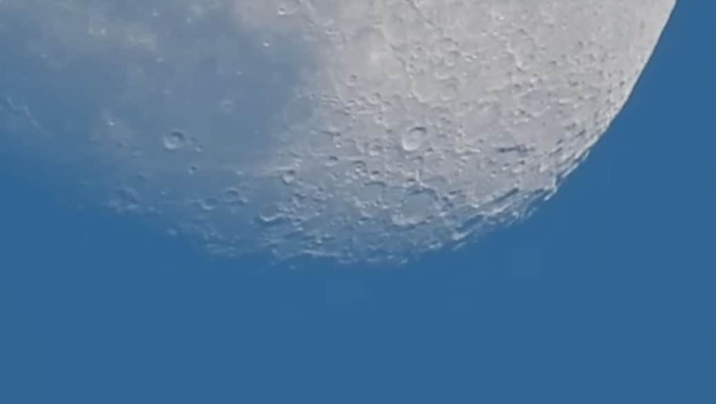 Graban un vídeo de la luna y nos muestran la rotación de la tierra gracias a una Nikon Coolpix P900